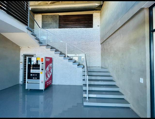 1,884M² OFFICE FOR SALE IN HALFWAY HOUSE